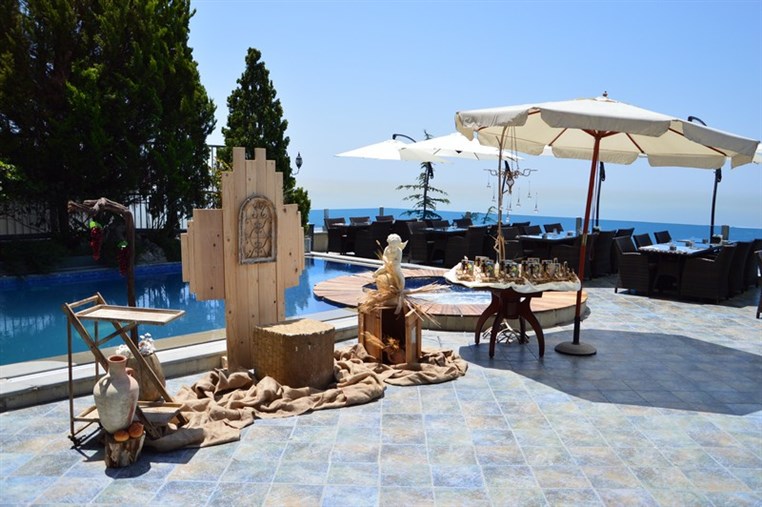 Sunday Buffet at Bay Lodge Terrace